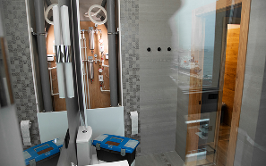 Prix d'une douche italienne en 2026 : pose et aides adaptation PMR