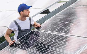 Pose de panneaux photovoltaïques en toiture dans le Quercy