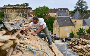 Devis couvreur dans le Lot — lauze calcaire des Causses du Quercy